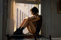 Léon - Der Profi – Eines Tages kommt es in der Wohnung von Léons Nachbarn zu einem heftigen Schusswechsel, bei dem Polizisten eine komplette Familie auslöschen. Nur die 12-Jährige Mathilda (Natalie Portman) kann dank Léons Hilfe überleben.