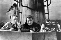U 23 - Tödliche Tiefen – Bledsoe (Burt Lancaster, li.) und Richardson (Clark Gable, Mi.) halten Ausschau nach den Feinden.