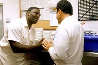 Monk – (v.li.) Adewale Akinnuoye-Agbaje (Samuel Waingaya), Tony Shalhoub (Adrian Monk).