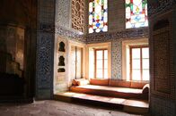 Stadt Land Kunst – Die osmanischen Sultaninnen regierten in der Türkei des 16. und 17. Jahrhunderts im Verborgenen: Sie waren Politikerinnen, Diplomatinnen und Philanthropinnen und bauten Moscheen, Schulen und Krankenhäuser, ohne je ihren goldenen Käfig zu verlassen.