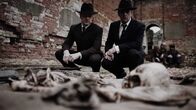 Murderous History - Rätselhafte Verbrechen – Ermittler untersuchen den Fundort der Leiche. Erst der Gerichtsmediziner erkennt: Die Frau ist kein Opfer des Bombardements – sie wurde ermordet.