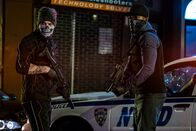 21 Bridges – Die beiden schwer bewaffneten Einbrecher Ray Jackson (Taylor Kitsch, l.) und Michael Trujillo (Stephan James, r.) haben soeben bei einem Einbruch in ein Drogendepot die anrückenden Polizeikräfte erschossen.