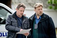 Kidnapping – Immer wieder nimmt Rolf (Anders W. Berthelsen, li.) die Hilfe von Skaubo (Nicolas Bro, re.) in Anspruch. Eine gute Idee?