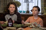 Young Sheldon – Georgie (Montana Jordan, l.); Sheldon (Iain Armitage, r.)
