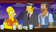 Die Simpsons – Auch wenn zwielichtige Gestalten Homer (l.) in Brasilien hohe Bestechungssummen anbieten, er bleibt standhaft und überzeugt als Schiedsrichter durch seine Rechtschaffenheit ...