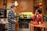The Big Bang Theory – Sind sich mal wieder nicht einig: Sheldon (Jim Parsons, l.) und Leonard (Johnny Galecki, r.) ...