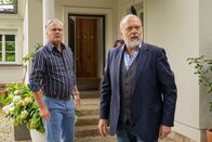 Der Alte – Richard Voss (Jan-Gregor Kremp, r.) hofft, dass eine Hausdurchsuchung bei Roland Hubmaier (Christoph Gareisen, l.) Hinweise darauf bringt, wo sich dessen Sohn aufhält.