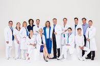 In aller Freundschaft – Das Team der Sachsenklinik: (v.l.n.r.) 1. Reihe: Arzu Ritter (Arzu Bazmann), Dr. Kathrin Globisch (Andrea Kathrin Loewig), Dr. Maria Weber (Annett Renneberg), Kris Haas (Jascha Rust). 2. Reihe: Dr. Hans-Peter Brenner (Michael Trischan), Miriam Schneider (Christina Petersen), Dr. Lea Peters (Anja Nejarri), Linda (Isabel Varell), Chefarzt Dr. Kai Hoffmann (Julian Weigend), Sarah Marquardt (Alexa Maria Surholt), Dr. Roland Heilmann (Thomas Rühmann), Dr. Martin Stein (Bernhard Bettermann), Dr. Philipp Brentano (Thomas Koch), Jakob Heilmann (Karsten Kühn), Dr. Rolf Kaminski (Udo Schenk).