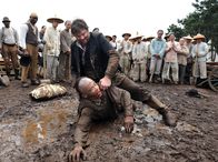 Der Chinese – Der sadistische Vorarbeiter Jan Andrén (Roeland Wiesnekker) quält den chinesischen Zwangsarbeiter Qui San (Yung Ngo).