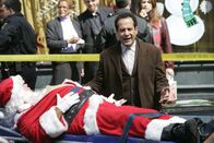 Monk – Monk (Tony Shalhoub) hat einen Weihnachtsmann angeschossen. Er beteuert, dass der ihn mit einer schweren Eisenstange umbringen wollte - eine Geschichte, die sogar Natalie ihrem Boss nicht ganz abnehmen kann.