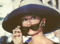 Frühstück bei Tiffany – Die verführerische Holly Golightly (Audrey Hepburn) träumt vom Glück und von Diamanten.