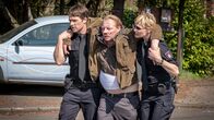 Notruf Hafenkante – Mattes (Matthias Schloo, l.) und Melanie (Sanna Englund, r.) bringen Heinrich Frank (Ben Becker, M.) zum Rettungswagen. Er muss dringend medizinisch versorgt werden.