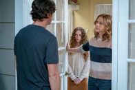 Splitting Up Together – Oliver Hudson (Martin), Olivia Keville (Mae), Jenna Fischer (Lena).