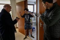 SOKO Stuttgart – Nicht schießen! Bei der Durchsuchung der Wohnung des Mordopfers treffen Michael Kaiser (Karl Kranzkowski, l.) und Rico Sander (Benjamin Strecker, r.) unvorbereitet auf Diego Lindner (Rauand Taleb, M.). Das ermordete Männermodel war sein Kumpel und ehemaliger Mithäftling.