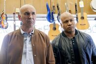 Navy CIS: L.A. – Gemeinsam versuchen Hanna (LL Cool J, r.) und Retired Admiral AJ Chegwidden (John M. Jackson, l.) herauszufinden, was hinter der Entführung eines Mitarbeiter der Veteranenbehörde durch einen Navy Captain steckt ...