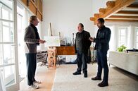 Watzmann ermittelt – Die Kommissare Beissl (Andreas Geibel, M.) und Paulsen (Peter Marton, r.) unterhalten sich mit Klaus Leibold (Michael von der Au, l.), dem Ehemann der entführten Maklerin in deren Haus.