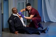 Chicago Med – Schussverletzung: Brian Tee als Dr. Ethan Choi (rechts).