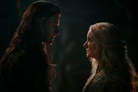 Der Herr der Ringe: Die Ringe der Macht – Galadriel (Morfydd Clark, r.) versucht, Adar (Sam Hazeldine, l.) von dem Angriff auf Eregion abzuhalten.