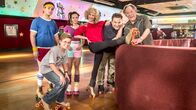 The Goldbergs – v.li.: Barry Goldberg (Troy Gentile), Adam Goldberg (Sean Giambrone), Erica Goldberg (Hayley Orrantia), Beverly Goldberg (Wendi McLendon-Covey), Murray Goldberg (Jeff Garlin), Albert 'Pops' Solomon (George Segal).