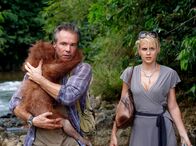 Verloren auf Borneo – Alex (Hannes Jaenicke) soll Julia (Mirjam Weichselbraun) dabei helfen, einem Orang-Utan-Baby das Leben zu retten.
