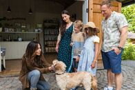 Frühling – Katja Baumann (Simone Thomalla, l.) versteht sich auf Anhieb mit dem Hund von Finja (Gonca de Haas, 2.v.l.), Moritz (Emilian Heinrich, M.), Jule (Valentina Clever, 2.v.r.) und Jens Richter (Markus Ertelt, r.).