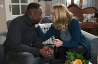 Rote Rosen – Britta (Jelena Mitschke, r.) ist gerührt, als Hendrik (Jerry Kwarteng, l.) ihr das Amulett von ihren Eltern Hartmut und Hannelore schenkt.