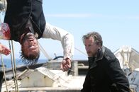 Der Seewolf – Als die „Ghost“ und die „Macedonia“ wieder aufeinander treffen, kommt es zur letzten dramatischen Begegnung der beiden verfeindeten Brüder Death (Tim Roth,r.) und Wolf Larsen (Sebastian Koch).