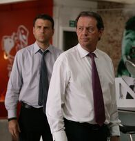 Lewis – DI Alan Peterson (Jason Durr, l.) hält DI Robert Lewis (Kevin Whately) den Rücken frei.