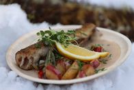 Zu Tisch ... – Zu Tisch Røros – Norwegen Norwegische Pfannkuchen Pjalt mit Ziegenkäse und Moltebeeren Copyright: SRF/Berlin Producers Media/Gero von Schneider Marientreu