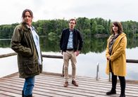 SOKO Potsdam – Luna Kunath (Caroline Erikson, r.) und Christoph Westerman (Hendrik von Bültzingslöwen, M.) suchen die Schwester des Toten Annika Franke (Katja Brenner, l.) auf. Sie führte ein Hotel gemeinsam mit ihrem Bruder. Jetzt gehört es ihr allein.