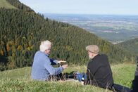 Gipfeltreffen (BR) – Werner Schmidbauer (links) trifft Martin Kälberer (rechts) auf dem Mitterberg bei Bad Feilnbach.