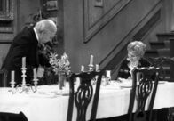 Dinner for One oder Der neunzigste Geburtstag – Freddie Frinton als Diener James und May Warden als alleinspeisende alte Dame Miss Sophie.