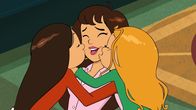 Power Sisters – Super Idee, viel Zeit mit Mama verbringen! Wendy und Marine knuddeln die lachende Sandrine.