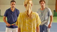 Der Lehrer – Michael (Gabriel Merz, l.) und Stefan (Hendrik Duryn) erfahren beim Tennis von Karin (Jessica Ginkel) eine bahnbrechende Neuigkeit.