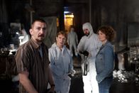 Tatort – Von links: Der Leiter der Gemeinschaftsunterkunft Luca Rossi (Till Wonka) wurde von Hauptkommissarin Paula Ringelhahn (Dagmar Manzel) gebeten, die Leiche zu identifizieren. Leiter der Spurensicherung Michael Schatz (Matthias Egersdörfer) und Kommissarin Wanda Goldwasser (Eli Wasserscheid) sind ebenfalls am Tatort.