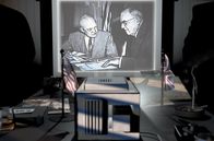 Öl. Macht. Geschichte – Operation "Ajax"- US-Präsident Dwight D. Eisenhower und CIA-Direktor Allen Welsh Dulles planen zusammen mit dem britischen Geheimdienst den Sturz der iranischen Regierung.