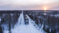 Legendäre Zugabenteuer – Idyllische Einöde: Im hohen Norden Kanadas durchqueren die Güter- und Personenzüge der VIA Rail karge Schneelandschaften.