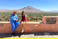 Travel like a local – Mona Ameziane mit Tourguide Bouchaib Jakanti über der Oase im Draa-Tal in Marokko.