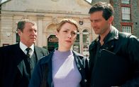 Inspector Barnaby – Cully Barnaby (Laura Howard, M.) ist das Zusammentreffen von Simon Fletcher (Julian Wadham, r.) und ihrem Vater (John Nettles, l.) unangenehm, da sie befürchtet, dieser könnte den berühmten Regisseur mit Fragen zum Mordfall Bayly ungehalten stimmen.