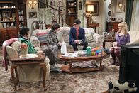 The Big Bang Theory – Trotz aller Erklärungsversuche können Howard (Simon Helberg, 2.v. l.), Bernadette (Melissa Rauch, r.) und Raj (Kunal Nayyar, l.) einfach nicht glauben, wer Josh (Matt Bennett, 2.v.r.) sein soll ...