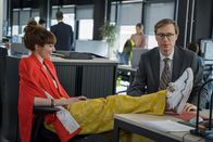 The Outlaws – Greg (Stephen Merchant) versucht Lady Gabby (Eleanor Tomlinson) ihre finanzielle Lage zu erklären.