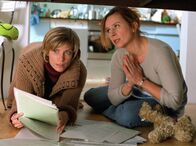 Das bisschen Haushalt – Conny (Suasnne Schäfer, rechts) erzählt ihrer besten Freundin Irina (Valerie Niehaus) von den mannigfaltigen Problemen des Haushaltswesens.