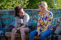 In aller Freundschaft – Kathrin Globisch (Andrea Kathrin Loewig, li.) lernt auf der Suche nach ihrer Tochter Hanna deren Freundin Mika (Joone Dankou, li.) kennen. Doch weit kommt Kathrin bei Mika nicht. Sie wird ihr nicht sagen, wo Hanna gerade ist.