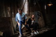 Sturm der Liebe – Robert (Lorenzo Patané, l.) und Ariane (Viola Wedekind, r.) wachen in einem Verschlag mitten im Wald auf.