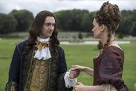 Versailles – Ludwig XIV. (George Blagden, l.); Madame de Maintenon (Catherine Walker, r.)