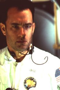 Apollo 13 – Am 11. April 1970 wird von Cape Canaveral aus das Raumschiff Apollo 13 gestartet, das auf dem Mond landen soll. An Bord ist unter anderem der Astronaut James A. Lovell (Tom Hanks). Plötzlich geht im Kontrollzentrum Houston ein Funkspruch ein, dass einer der Sauerstoff-Tanks explodiert ist ...