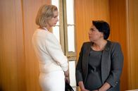 Total Control – Premierministerin Rachel Anderson (Rachel Griffiths li.) und Alex Irving (Deborah Mailman).