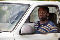 Death in Paradise – Marvin Peters (Hakeem Kae-Kazim) hadert damit, zur Polizei zu gehen und sein Wissen mit ihnen zu teilen.