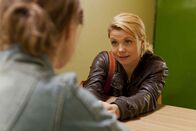 Danni Lowinski – Wegen Dustin steht die Freundschaft von Danni (Annette Frier, r.) und Bea (Nadja Becker, l.) unter keinem guten Stern ...