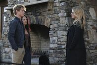 MacGyver – (v.l.n.r.) Angus MacGyver (Lucas Till); Riley Davis (Tristin Mays); Gwendolyn Hayes (Jeri Ryan)